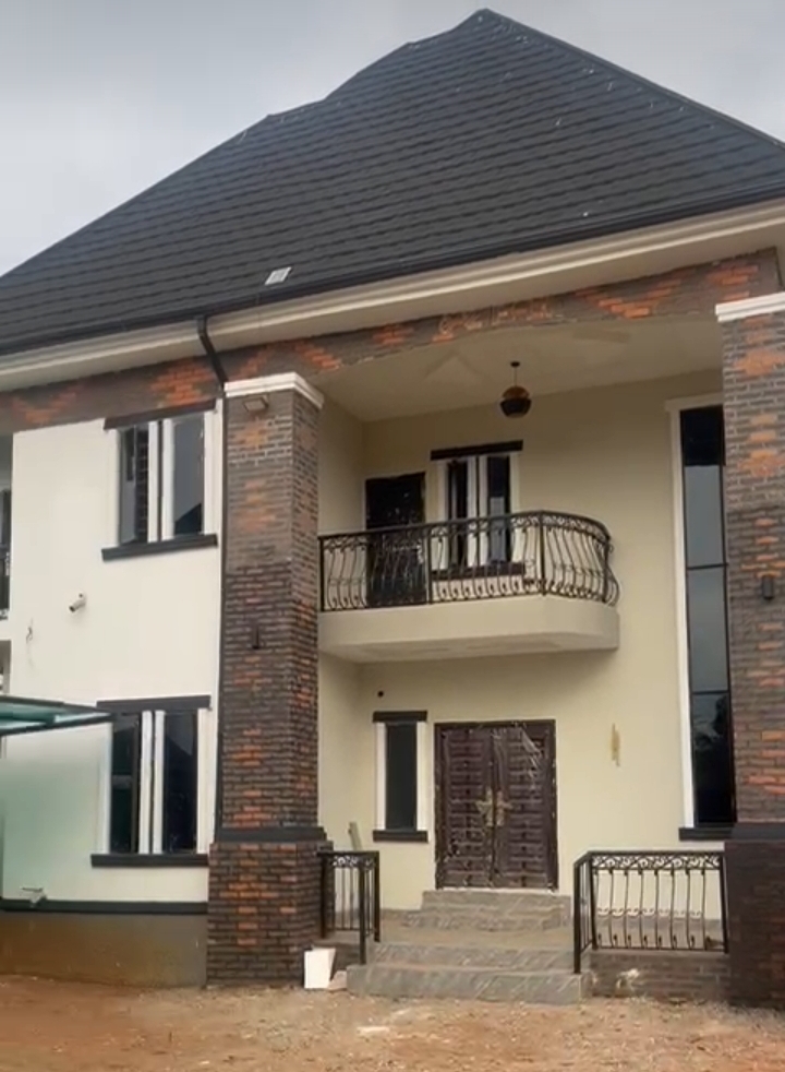 Video: 4 bedroom duplex for Sale in Okpanam